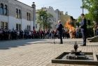 Wicemarszałek Ryszard Pagacz stoi na placu. Na pierwszym planie widoczny znicz.