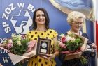 Marta Malec-Lech z zarządu województwa pokazuje odznaczenie.