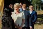 Iwona Gibas rozmawia z kobietą.