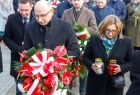 Delegacja IPN z kwiatami.