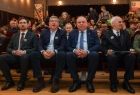 Wicemarszałek Ryszard Pagacz siedzi na widowni, obok siedzą inni ludzie.