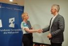 Iwona Gibas z zarządu województwa wręczająca promesy burmistrzowi Brzeszcz Radosławowi Szotowi