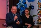 Wicemarszałek Ryszard Pagacz stoi z kobietą.