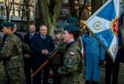 Wicemarszałek Ryszard Pagacz. Na pierwszym planie żołnierze ze sztandarem.