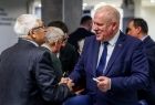 Wicemarszałek Ryszard Pagacz podaje rękę mężczyźnie.