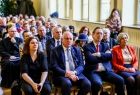 Ludzie siedzą na sali.