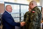 Wicemarszałek Ryszard Pagacz podaje rękę żołnierzowi.