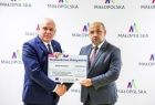Wicemarszałek Ryszard Pagacz stoi z beneficjentem.