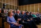 Ludzie siedzą na widowni.