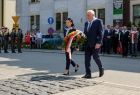 Wicemarszałek Ryszard Pagacz niesie wieniec.