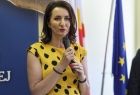 Marta Malec-Lech z zarządu województwa trzyma mikrofon.
