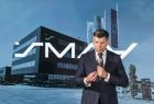 Marszałek Łukasz Smółka stoi z mikrofonem.