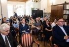 Kilkadziesiąt osób biorących udział w uroczystym spotkaniu