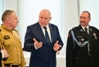 Wicemarszałek Ryszard Pagacz stoi obok dwóch strażaków.