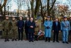 Wicemarszałek Ryszard Pagacz stoi z żołnierzami i uczestnikami wydarzenia.