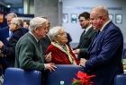 Wicemarszałek Ryszard Pagacz rozmawia z kobietą i mężczyzną.
