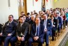 Ludzie na sali.