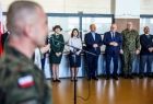 Wicemarszałek Ryszard Pagacz stoi na sali z innymi ludźmi.