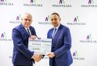Wicemarszałek Ryszard Pagacz stoi z beneficjentem.