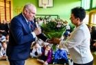Wicemarszałek Ryszard Pagacz wręcza kwiaty kobiecie.