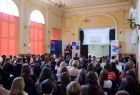 Sala wypełniona ludźmi.
