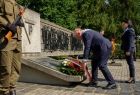 Wicemarszałek Ryszard Pagacz kladzie wieniec na pomniku.