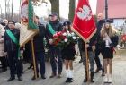 Młodzież szkolna ze sztandarami.