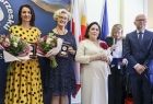 Marta Malec-Lech z zarządu województwa stoi z innymi ludźmi.
