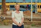 Iwona Gibas stoi przy torach.