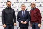 Wicemarszałek Witold Kozłowski i dwóch mężczyzn. 