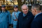 Wicemarszałek Ryszard Pagacz rozmawia z mężczyzną. W tle żołnierze w strojach historycznych.