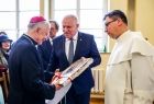 Wicemarszałek Ryszard Pagacz wręcza arcybiskupowi obraz.