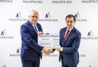 Wicemarszałek Ryszard Pagacz stoi z beneficjentem.