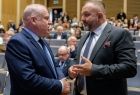 Wicemarszałek Ryszard Pagacz rozmawia z mężczyzną.