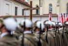 Żołnierze stoją na placu.