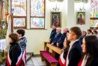 Wicemarszałek Ryszard Pagacz stoi w kościele. Obok stoją inni ludzie.