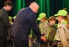 Wicemarszałek Ryszard Pagacz podaje rękę harcerzowi.