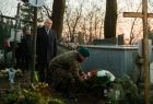 Wicemarszałek Ryszard Pagacz przed grobem na cmentarzu. Żołnierz kładzie na grobie kwiaty.