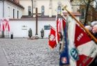 Żołnierze stoją pod krzyżem.