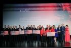Wicemarszałek Ryszard Pagacz stoi ze wszystkimi beneficjentami.