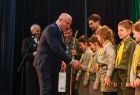 Wicemarszałek Ryszard Pagacz pode rękę harcerzom.