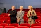 Iwona Gibas z Zarządu Województwa Małopolskiego oraz dyrektor departamentu kultury Urzędu Marszałkowskiego Monika Gubała podczas zwiedzania Gorlickiego Centrum Kultury