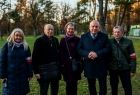 Wicemarszałek Ryszard Pagacz stoi z kombatantami.