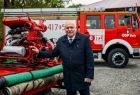 Wicemarszałek Ryszard Pagacz stoi przy wozie strażackim.