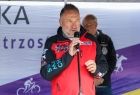 Rafał Sonik stoi przy mikrofonie.