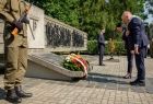 Wicemarszałek Ryszard Pagacz oddaje hołd przed pomnikiem.