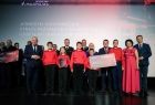 Wicemarszałek Ryszard Pagacz stoi ze strażakami.