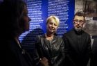 Iwona Gibas z zarządu województwa oraz ks. Łukasz Piórkowski, dyrektor Muzeum, w trakcie zwiedzania wystawy