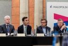 Czterech mężczyzn, w tym wicemarszałek Witold Kozłowski siedzący przy stole.