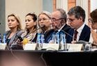 Rząd osób siedzących przy stole.